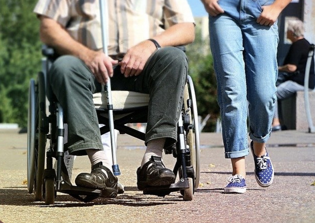 Servicio de paseo a personas mayores y dependientes